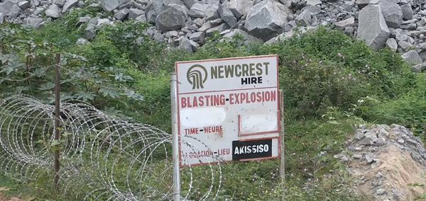 panneau install&eacute; pr&egrave;s de la mine de akississo, &agrave; quelques m&egrave;tres des habitations 