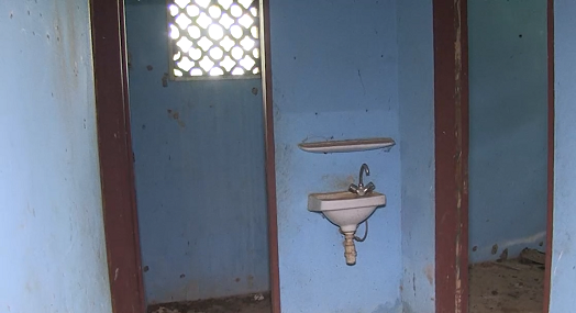 centre de sant&eacute; construit par NEWCREST, en d&eacute;labrement pour manque d'&eacute;quipement